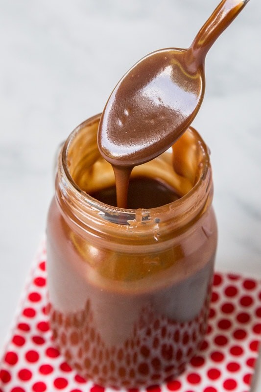 Ev Yapımı Enfes Hot Fudge Sos Tarifi: Tatlılarınızın Yıldızı